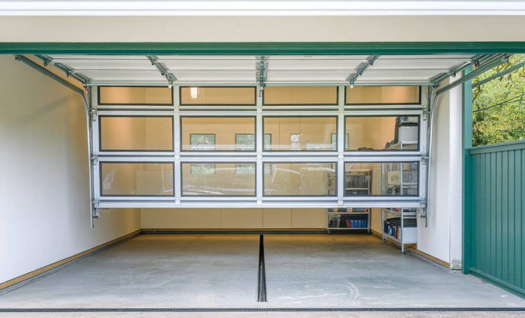 Porte de garage sectionnelle : avantages, installation et entretien