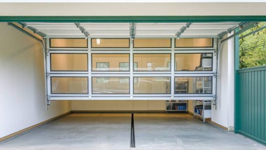 Porte de garage sectionnelle : avantages, installation et entretien