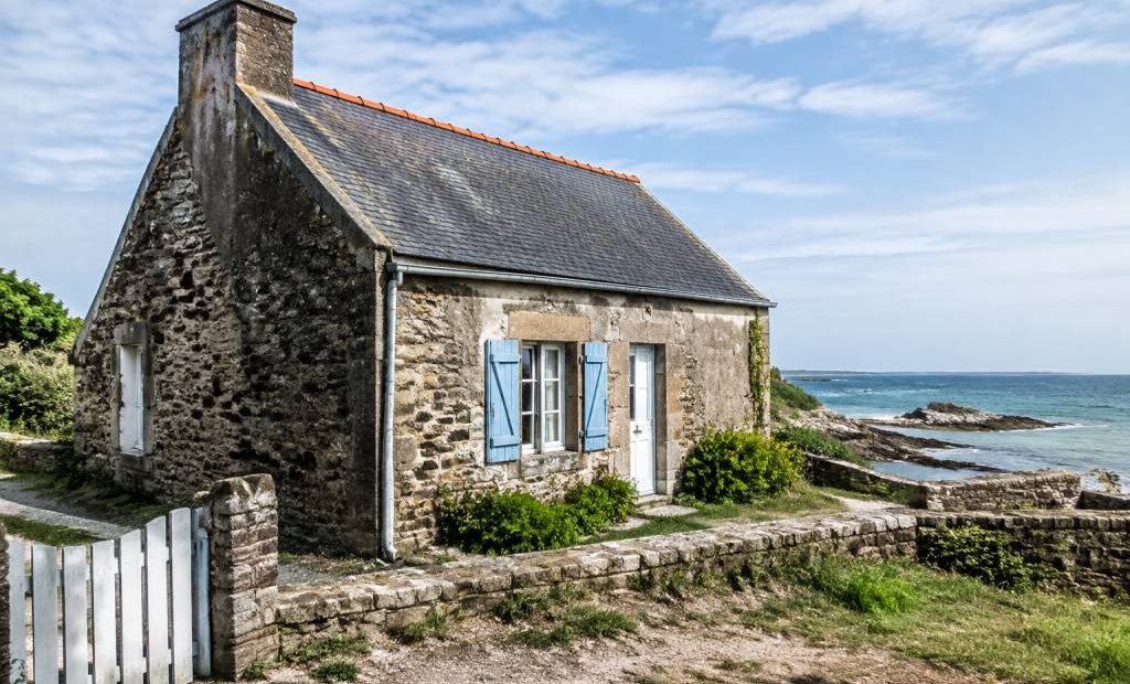 Petite maison à rénover au bord de mer pas cher : les critères à vérifier avant d’acheter