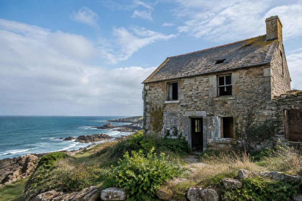 Maison abandonnée à vendre en bord de mer : les points à vérifier avant d’acheter